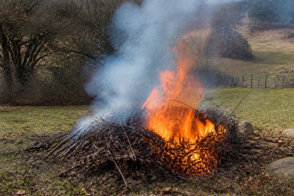 Brûlage végétaux : réglementation, risques d’incendie et bonnes pratiques