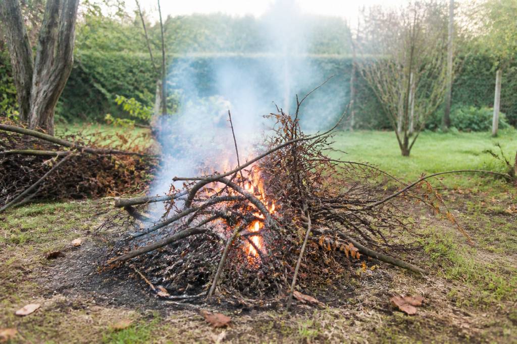 Peut-on brûler des branches dans son jardin ?